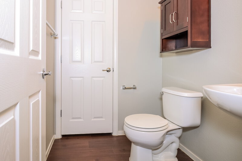 1,860/Mo, 5352 Brazelton St North Las Vegas, NV 89081 Bathroom View 2