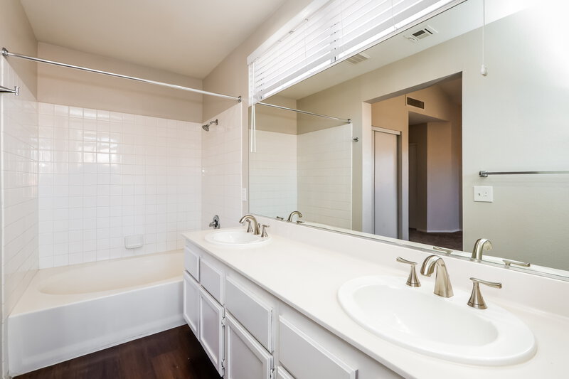 0/Mo, 5872 Trailblazer Dr North Las Vegas, NV 89031 Main Bathroom View
