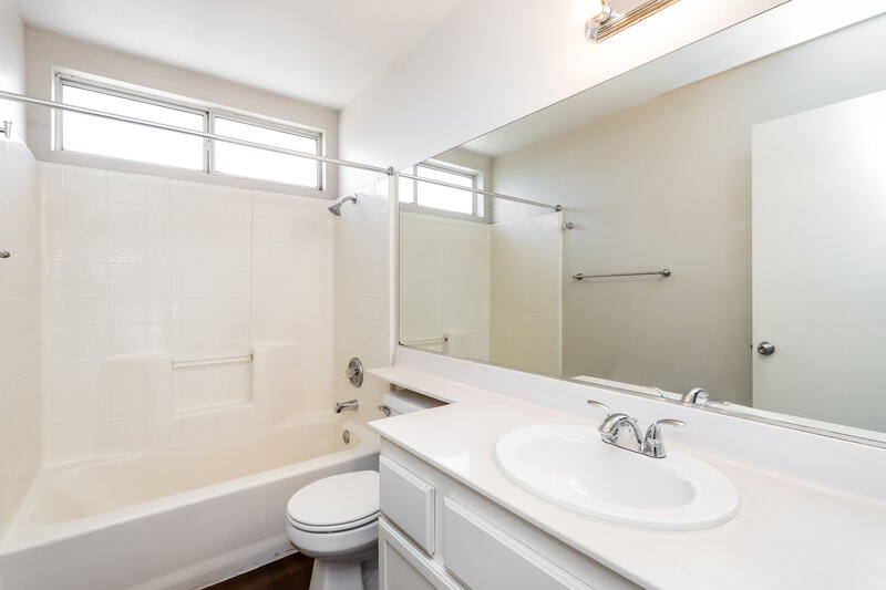 0/Mo, 5872 Trailblazer Dr North Las Vegas, NV 89031 Bathroom View