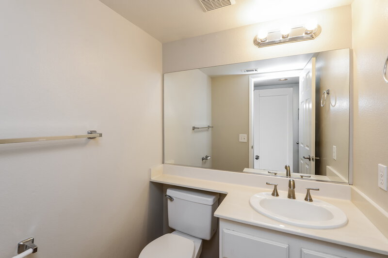 0/Mo, 5872 Trailblazer Dr North Las Vegas, NV 89031 Bathroom View 2