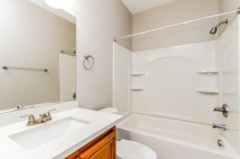 2,135/Mo, 3436 Palatine Hills Avenue North Las Vegas, NV 89081 Bathroom View