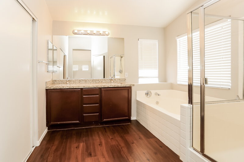 2,055/Mo, 6703 Maple Mesa St North Las Vegas, NV 89084 Main Bathroom View