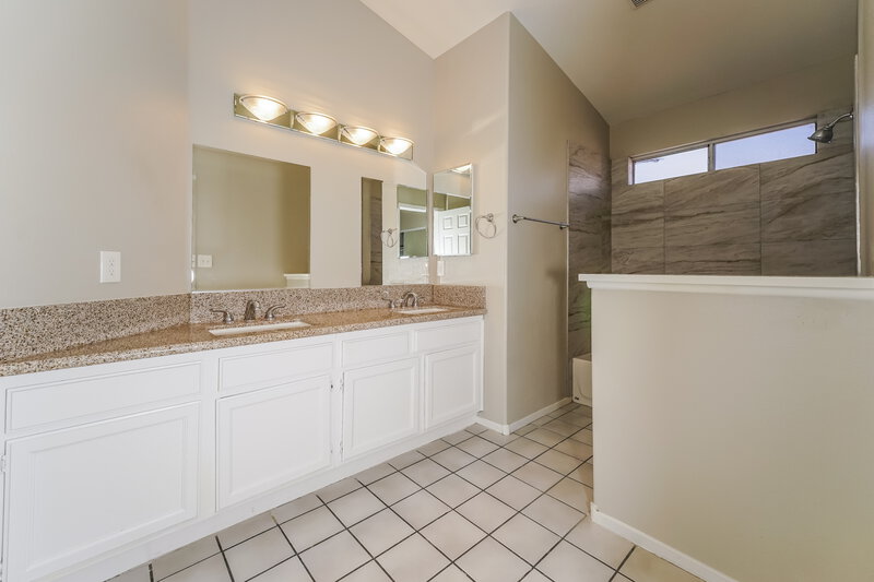 1,835/Mo, 4543 Roper Court North Las Vegas, NV 89081 Main Bathroom View