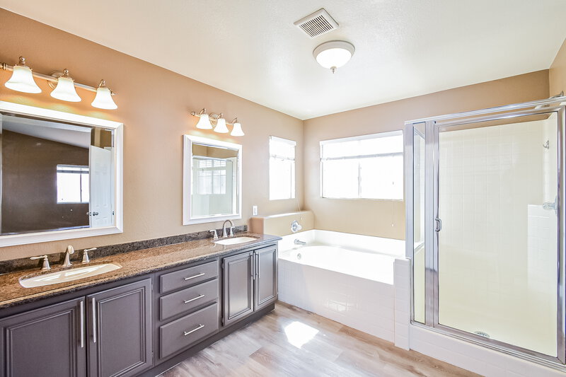 2,420/Mo, 410 Maritocca Ave North Las Vegas, NV 89031 Main Bathroom View