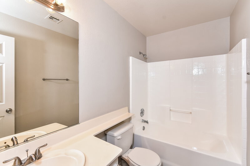 2,075/Mo, 7921 Celebreeze Ct Las Vegas, NV 89145 Bathroom View 2