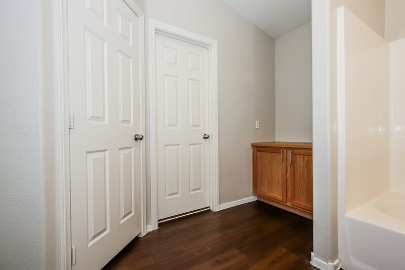 2,990/Mo, 6140 Withrow Downs St North Las Vegas, NV 89081 Main Bathroom View