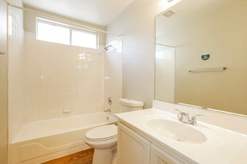 1,980/Mo, 3416 Helmsley Ave North Las Vegas, NV 89031 Main Bathroom View