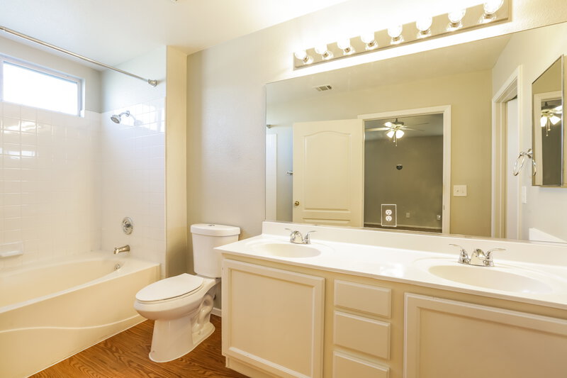 1,980/Mo, 3416 Helmsley Ave North Las Vegas, NV 89031 Bathroom View