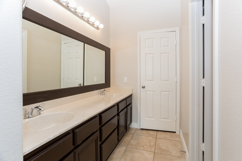 3,150/Mo, 4565 Savin Cir Las Vegas, NV 89130 masterbathroom View