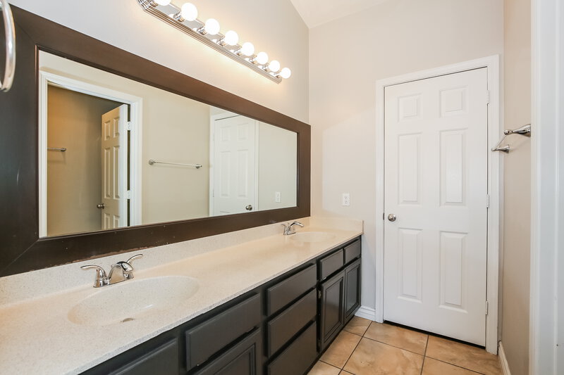 2,135/Mo, 4565 Savin Cir Las Vegas, NV 89130 Main Bathroom View