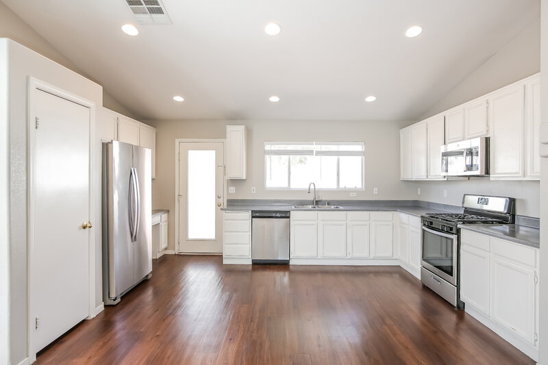 1,925/Mo, 438 River Glider Avenue North Las Vegas, NV 89084 Kitchen View
