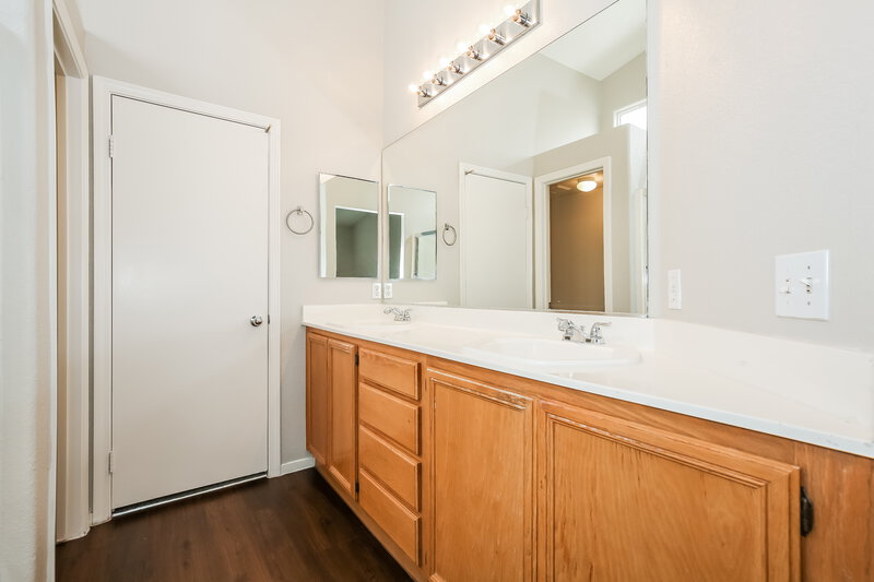 2,070/Mo, 438 River Glider Avenue North Las Vegas, NV 89084 Main Bathroom View