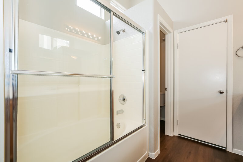 2,070/Mo, 438 River Glider Avenue North Las Vegas, NV 89084 Main Bathroom View 2