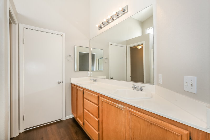 1,925/Mo, 438 River Glider Avenue North Las Vegas, NV 89084 Main Bathroom View 2