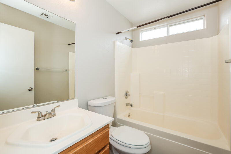 2,070/Mo, 438 River Glider Avenue North Las Vegas, NV 89084 Bathroom View