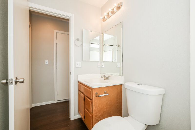 2,070/Mo, 438 River Glider Avenue North Las Vegas, NV 89084 Bathroom View 2