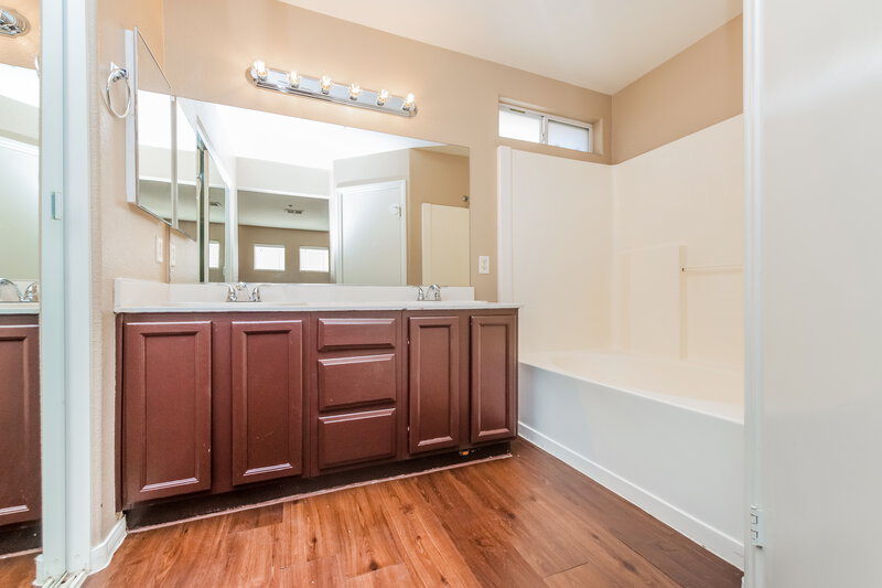 1,865/Mo, 3012 Sunrise Bay Avenue North Las Vegas, NV 89031 Main Bathroom View