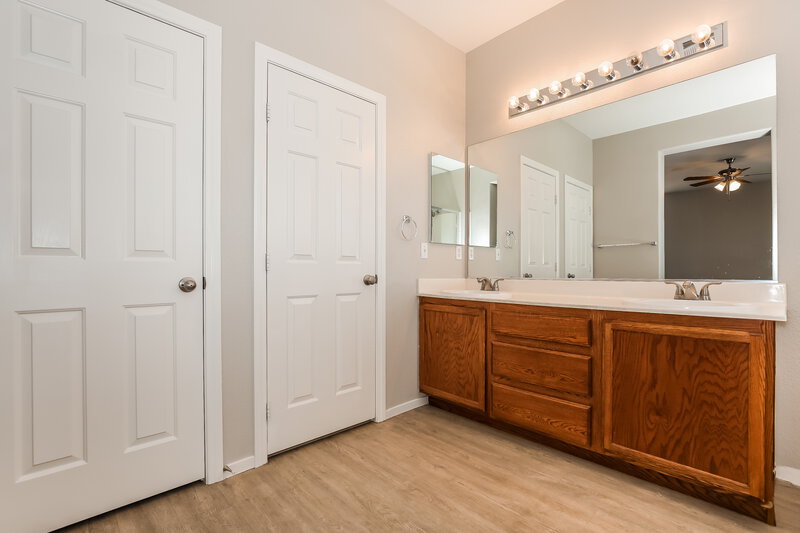 2,265/Mo, 6504 Casamar St North Las Vegas, NV 89086 Main Bathroom View