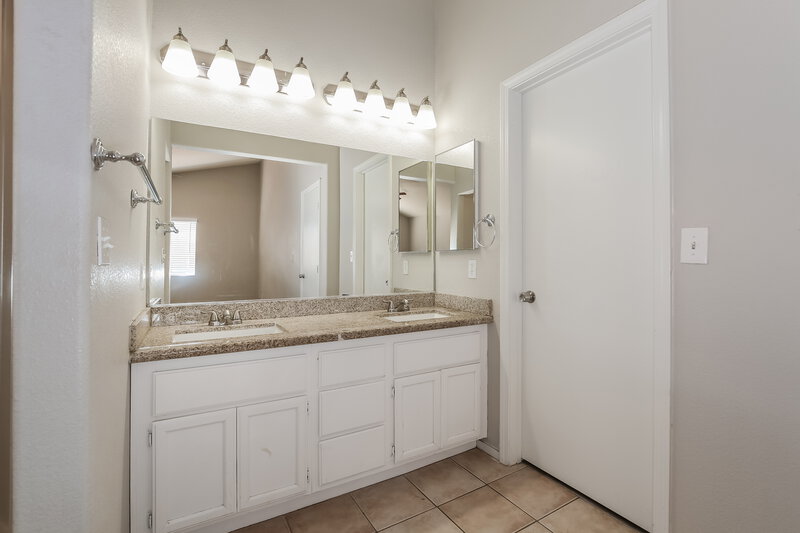 2,030/Mo, 2103 Point Morada Ave North Las Vegas, NV 89031 Main Bathroom View