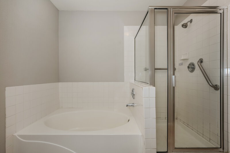 2,030/Mo, 2103 Point Morada Ave North Las Vegas, NV 89031 Main Bathroom View 2
