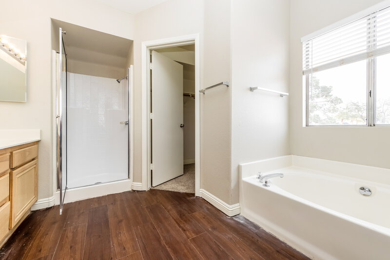 1,885/Mo, 4501 Bradpoint Dr Las Vegas, NV 89130 Main Bathroom View