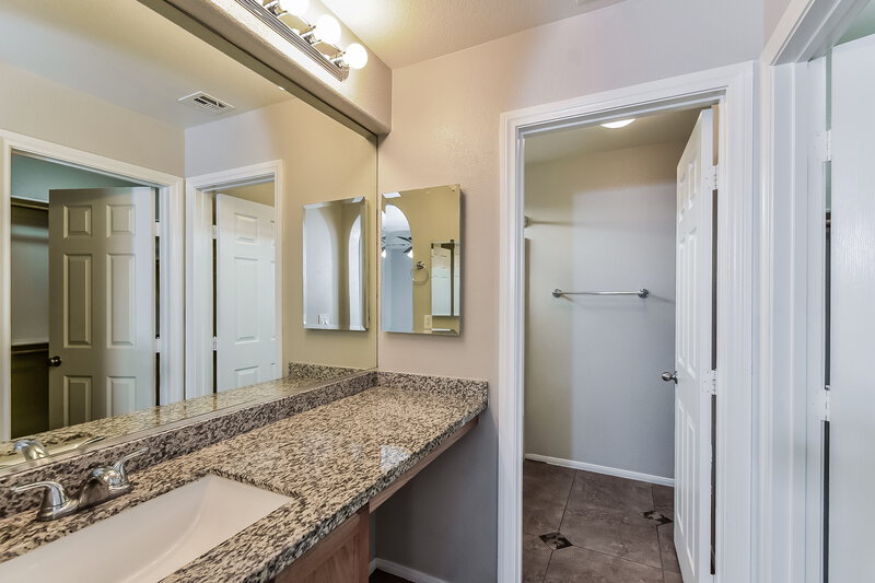 2,370/Mo, 5305 Santa Fe Heights St. North Las Vegas, NV 89081 Main Bathroom View