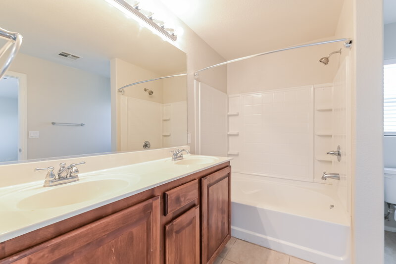 2,070/Mo, 10528 Mojave Ridge Ct Las Vegas, NV 89183 Main Bathroom View
