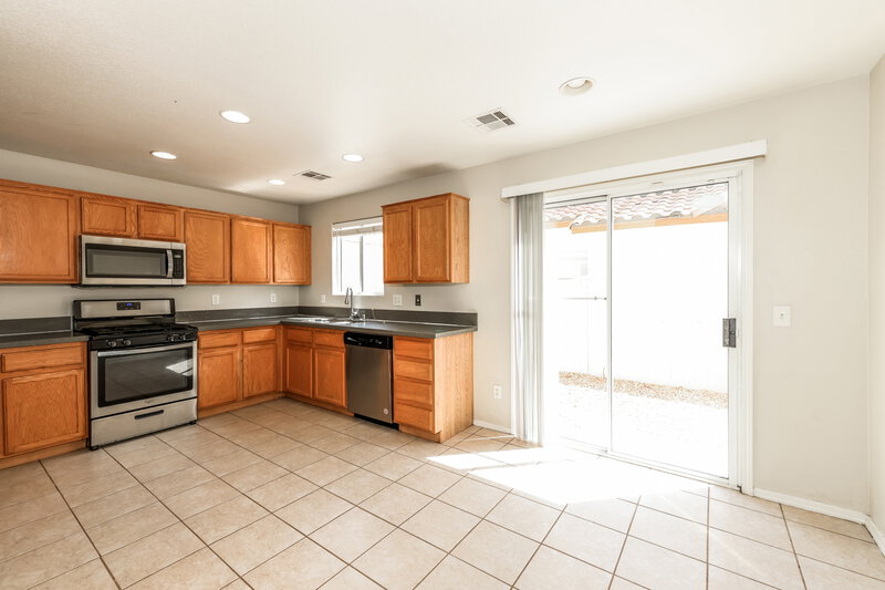2,025/Mo, 6015 Ambleshire Ave Las Vegas, NV 89139 Kitchen View