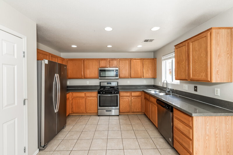 2,025/Mo, 6015 Ambleshire Ave Las Vegas, NV 89139 Kitchen View 2