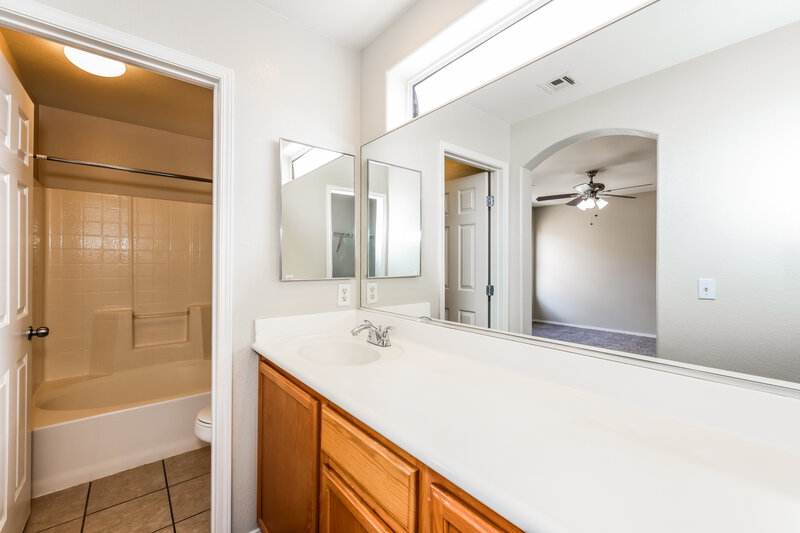 2,025/Mo, 6015 Ambleshire Ave Las Vegas, NV 89139 Main Bathroom View