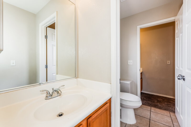 2,025/Mo, 6015 Ambleshire Ave Las Vegas, NV 89139 Bathroom View 2