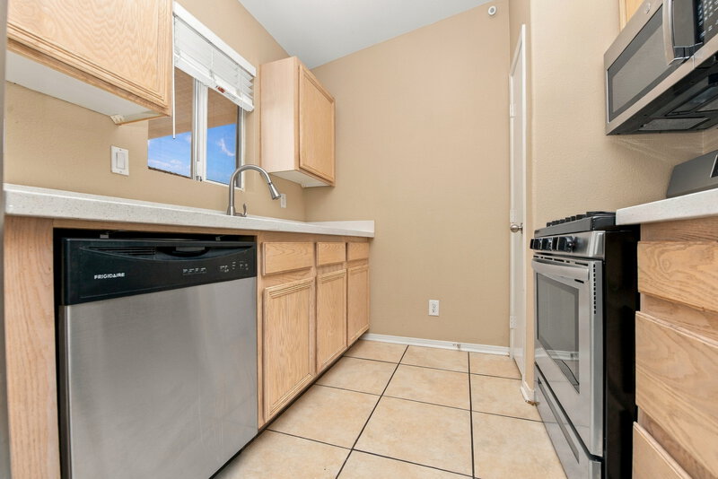 2,050/Mo, 4026 Red Coach Ave North Las Vegas, NV 89031 Kitchen View