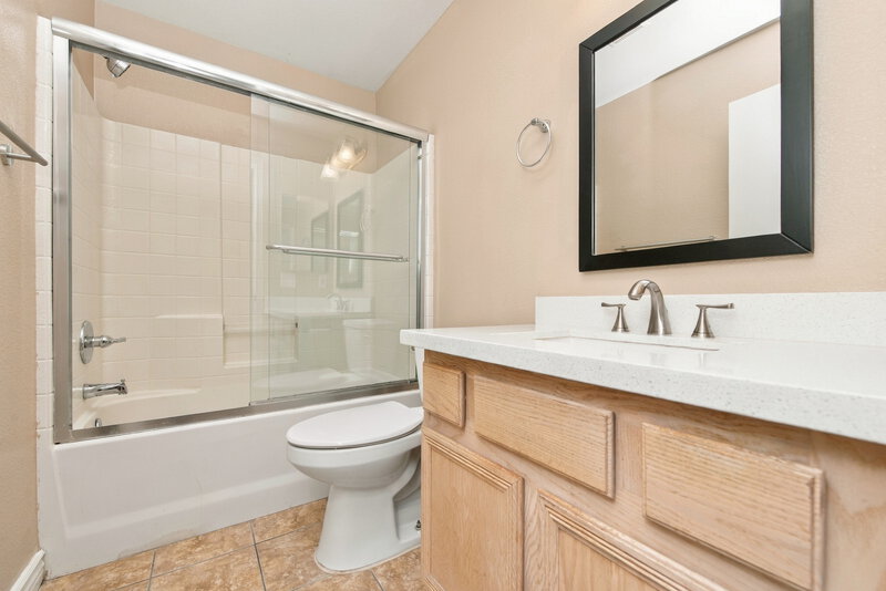 2,050/Mo, 4026 Red Coach Ave North Las Vegas, NV 89031 Primary Bathroom View
