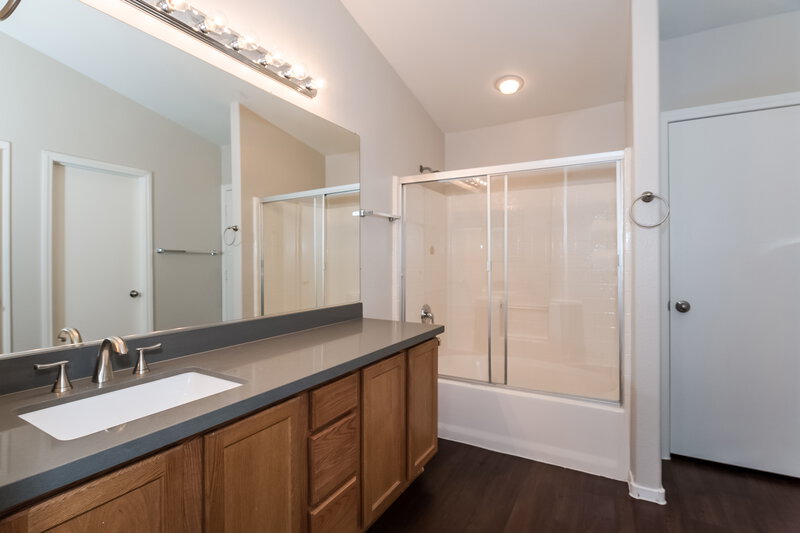 1,870/Mo, 5920 Victory Point St North Las Vegas, NV 89081 Master Bathroom View