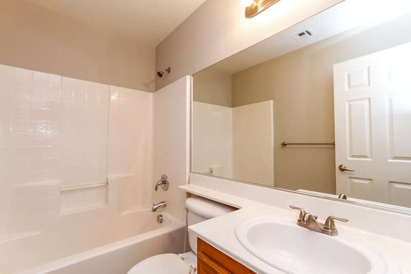 2,240/Mo, 7315 Phlox Rd Las Vegas, NV 89113 Bathroom View