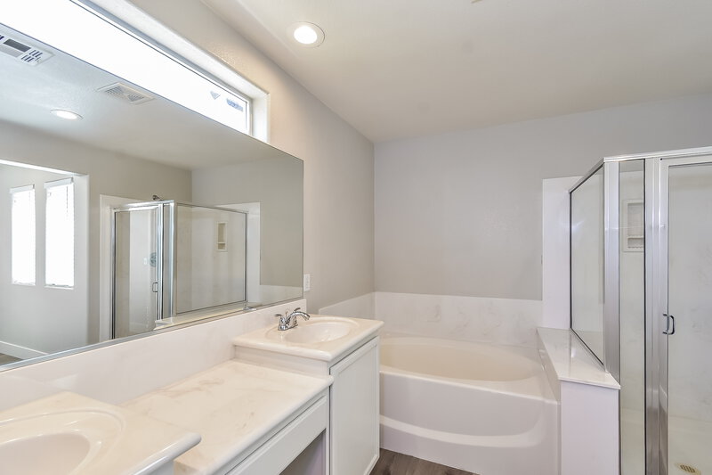 2,190/Mo, 10424 Concetta Ave Las Vegas, NV 89129 Main Bathroom View