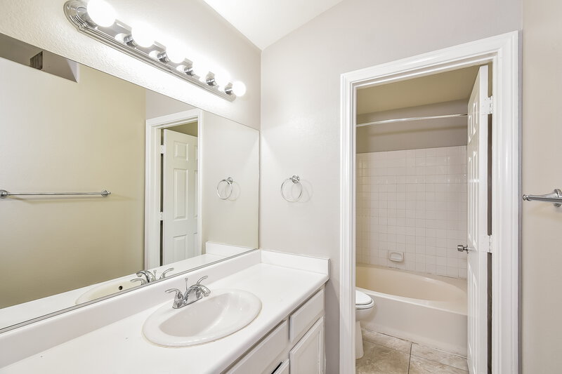 2,135/Mo, 2340 Catskill Ct North Las Vegas, NV 89031 Main Bathroom View