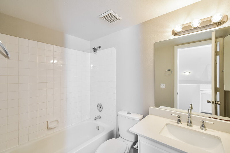 2,135/Mo, 2340 Catskill Ct North Las Vegas, NV 89031 Bathroom View