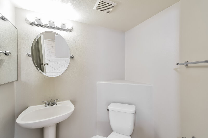 2,135/Mo, 2340 Catskill Ct North Las Vegas, NV 89031 Bathroom View 2