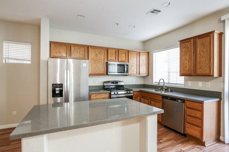 1,705/Mo, 712 Cades Cove Ave North Las Vegas, NV 89084 Kitchen View