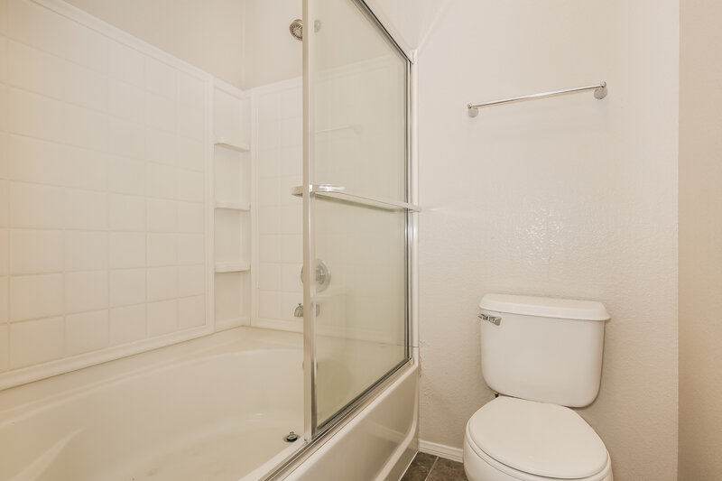 1,705/Mo, 712 Cades Cove Ave North Las Vegas, NV 89084 Main Bathroom View