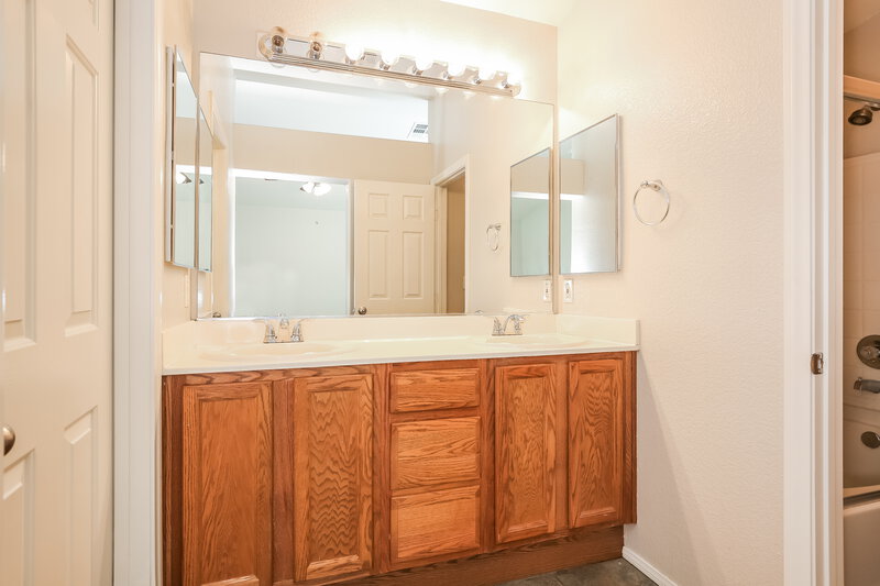 1,705/Mo, 712 Cades Cove Ave North Las Vegas, NV 89084 Main Bathroom View 2