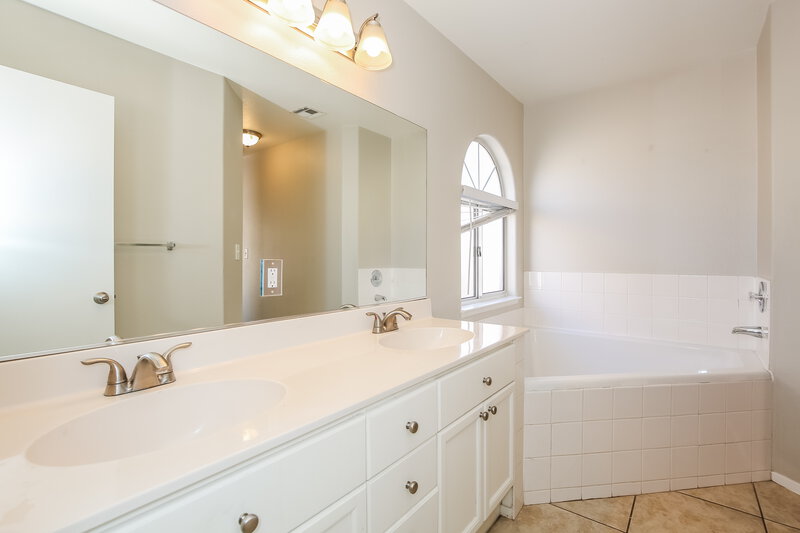 2,075/Mo, 4416 La Madre Way North Las Vegas, NV 89031 Main Bathroom View