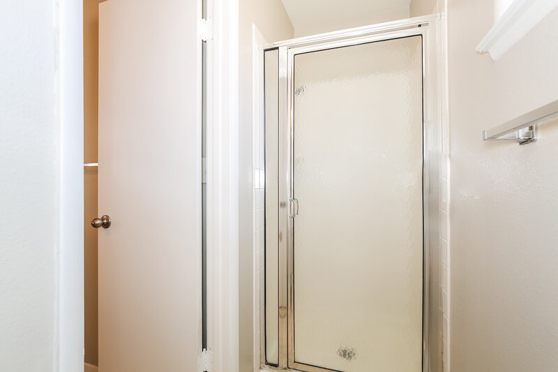 2,075/Mo, 4416 La Madre Way North Las Vegas, NV 89031 Main Bathroom View 2