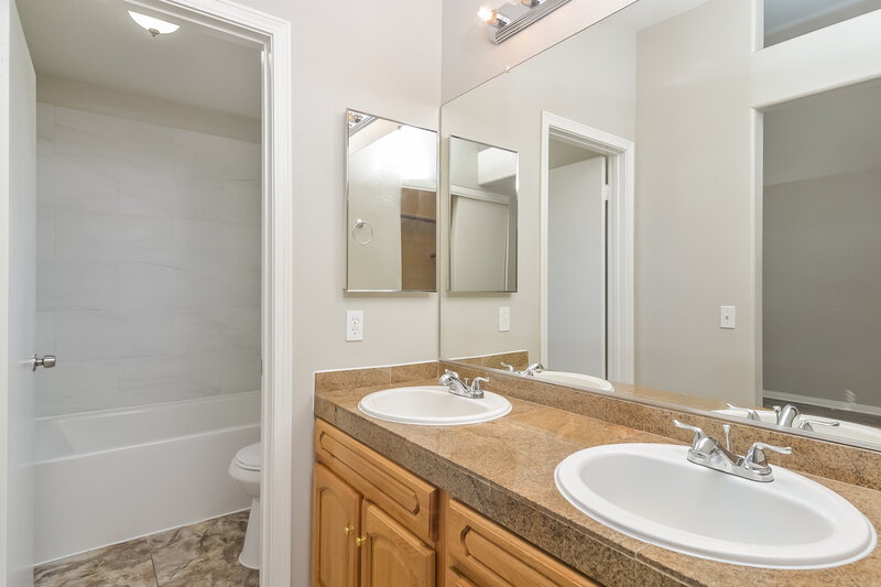 1,940/Mo, 4910 Rancho Domingo Ct. North Las Vegas, NV 89031 Main Bathroom View