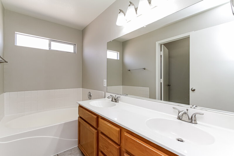 2,300/Mo, 743 Camino Del Ray Henderson, NV 89012 Main Bathroom View