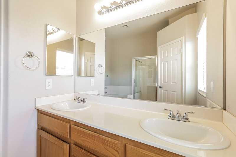 1,945/Mo, 7021 Overhill Ave Las Vegas, NV 89129 Main Bathroom View