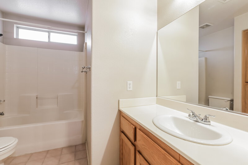 1,945/Mo, 7021 Overhill Ave Las Vegas, NV 89129 Main Bathroom View 2