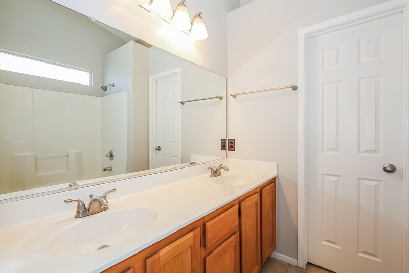 1,950/Mo, 9008 Crooked Shell Ave Las Vegas, NV 89143 Main Bathroom View