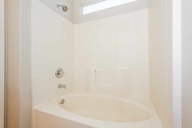 1,950/Mo, 9008 Crooked Shell Ave Las Vegas, NV 89143 Main Bathroom View 2